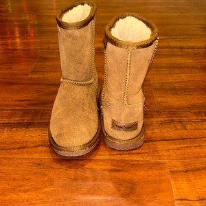 Minnetonka child boots